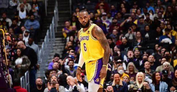 开云体育下载-【观点】灾难表现葬送胜利 38岁的詹姆斯，该放权了！