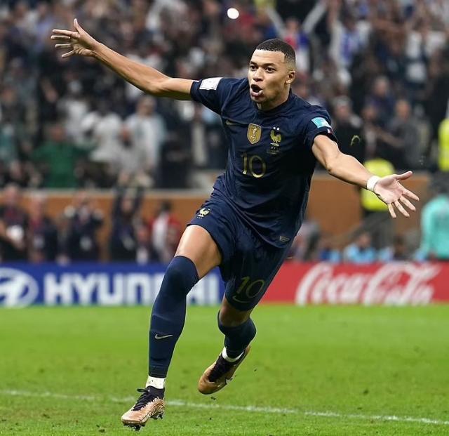 1671405213104060829.jpg 65709571-11551797-image-a-51_167.jpg