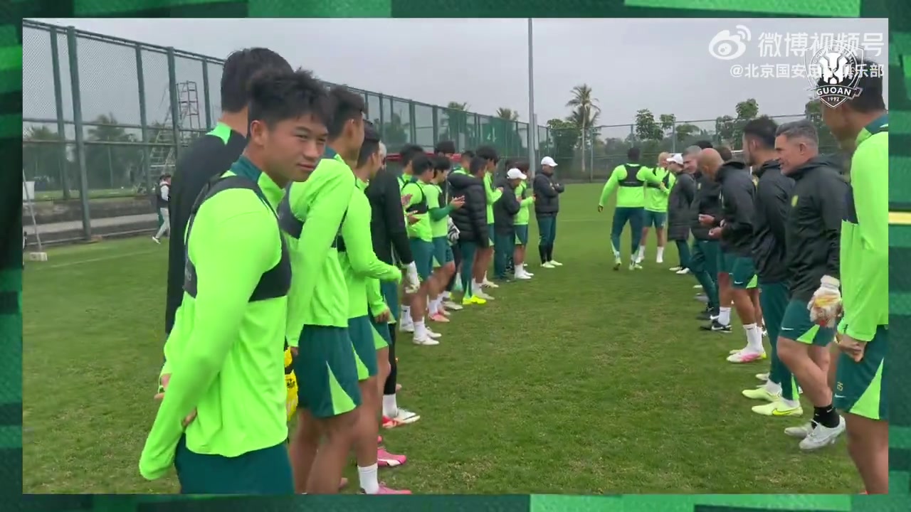 开云体育下载-张稀哲35岁生日国安全队训练场欢乐庆祝，法比奥扮演“主持人”